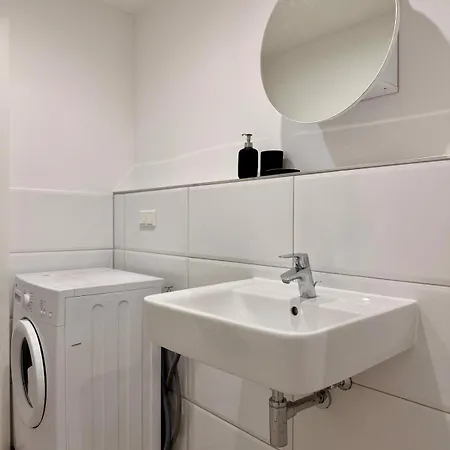 Modern, Bright For Individuals & Groups Apartment