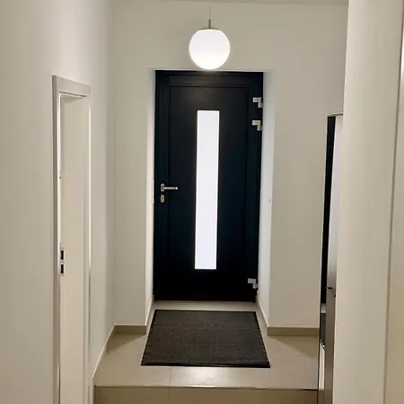Modern, Bright For Individuals & Groups Apartment